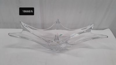 un saladier en verre transparent posé sur une table blanche