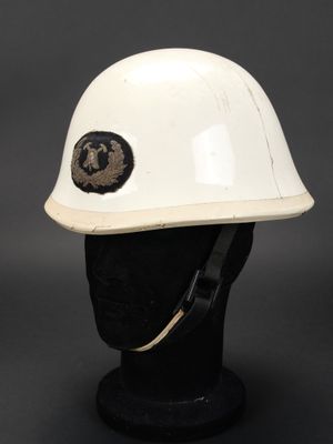 un gros plan d'un casque blanc sur la tête d'un mannequin