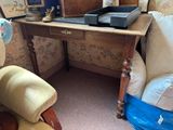 un petit bureau sur lequel est posé un tourne-disque