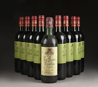 six bouteilles de vin rouge sont alignées