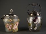 deux vases remplis de fleurs, surmontés d'une couronne
