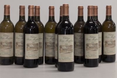 six bouteilles de vin sont alignées sur une table