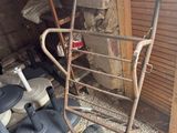 un petit chariot à deux roues dans un garage