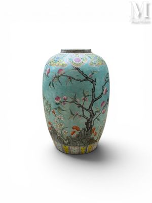 un vase bleu orné d'un motif représentant des oiseaux et des fleurs