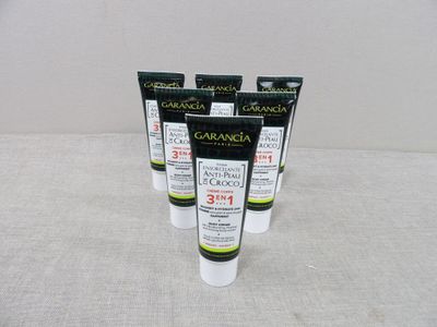 quatre tubes de dentifrice posés sur une table