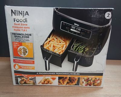 La boîte de la friteuse Ninja Foodi est ouverte et le contenu est prêt à être cuit.