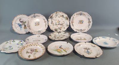 un grand nombre d'assiettes posées sur une table