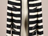 une veste rayée noir et blanc sur un mannequin