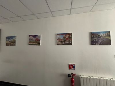 des tableaux accrochés au mur d'une pièce équipée d'un radiateur
