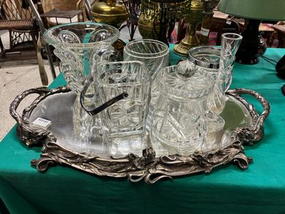 un plateau sur lequel se trouvent un plateau de verres et un pichet