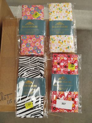 quatre paires de chaussettes sont emballées dans des sacs en plastique sur une table