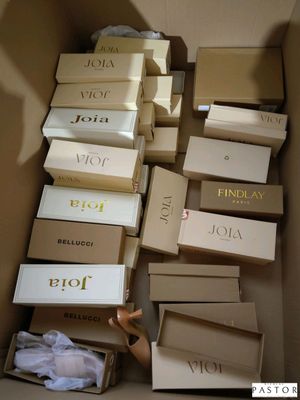 plusieurs cartons contenant différents types de chaussures dans un même carton