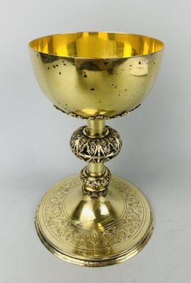 une coupe en or ornée d'un motif décoratif sur le socle