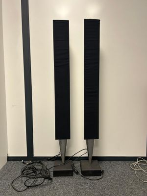 Bang & Olufsen. Paire d'enceintes colonne Beo Lab, signées s… - Photo 1