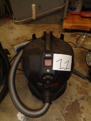 un aspirateur posé sur le sol du garage