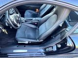 une photo de l'intérieur d'une voiture avec la portière ouverte