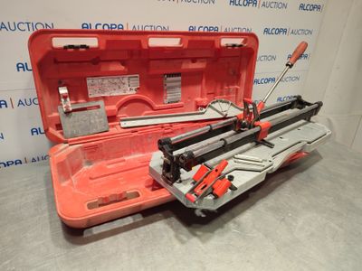 une mallette à outils ouverte contenant quelques outils