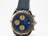 gros plan d'une montre sur une surface blanche