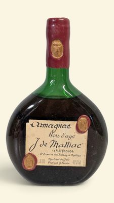 une bouteille de vin posée sur une table