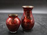 deux vases posés sur une table