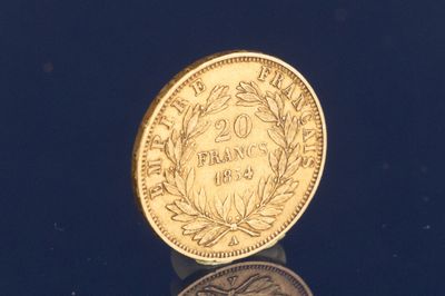 une pièce d'or posée sur une surface noire