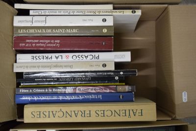 plusieurs livres empilés dans une boîte