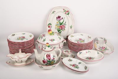 un grand nombre d'assiettes et de tasses posées sur une table
