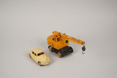un camion et une voiture miniatures, l'un à côté de l'autre