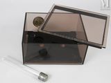 une boîte en verre contenant une cigarette