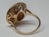 une bague en or sertie d'une pierre marron
