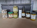 de nombreux bocaux remplis de nourriture posés les uns à côté des autres sur une table