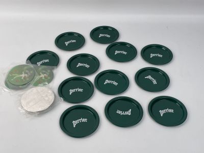 beaucoup d'assiettes en plastique vertes et une pièce de monnaie sur la table