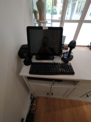 un bureau équipé d'un clavier et d'un écran