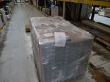 une palette chargée de nombreux cartons dans un entrepôt