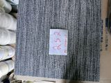 un morceau de tissu posé sur une pile de chaussures