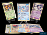 plusieurs cartes Pokémon empilées les unes sur les autres sur une table