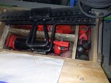 une photo d'une photo d'un établi avec des outils