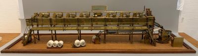 une maquette représentant un banc et une paire de chaussures posés sur une table