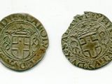 deux vieilles pièces de monnaie sur lesquelles figure un blason