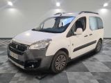 la camionnette blanche est garée sur le sol en damier d'une pièce