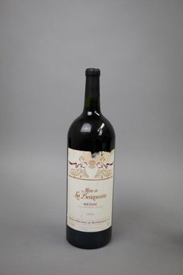 La bouteille de vin est posée sur la table, sur une surface grise.