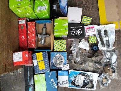 de nombreux cartons d'objets hétéroclites posés sur le sol