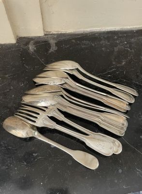 beaucoup de cuillères et de fourchettes en argent sur le comptoir