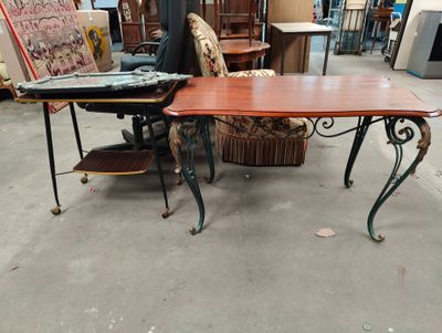 a table that is sitting in the middle of a room