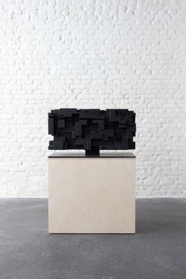 une photo d'une sculpture réalisée avec des briques Lego posée sur une table