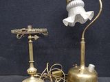 une lampe posée à côté d'une autre lampe