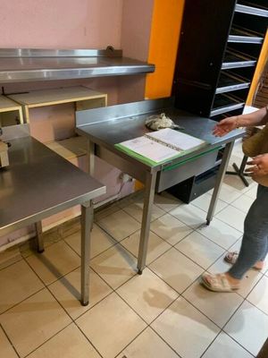 une femme debout dans la cuisine en train de préparer à manger
