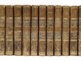 un groupe de vieux livres posés les uns sur les autres