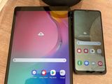 Deux Samsung Galaxy Tab sont posées l'une à côté de l'autre sur une table