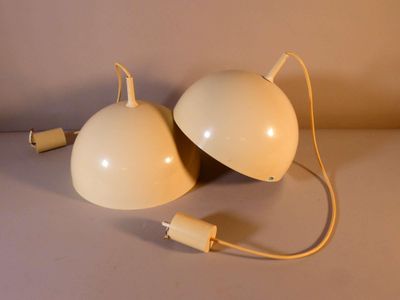deux lampes posées sur une table